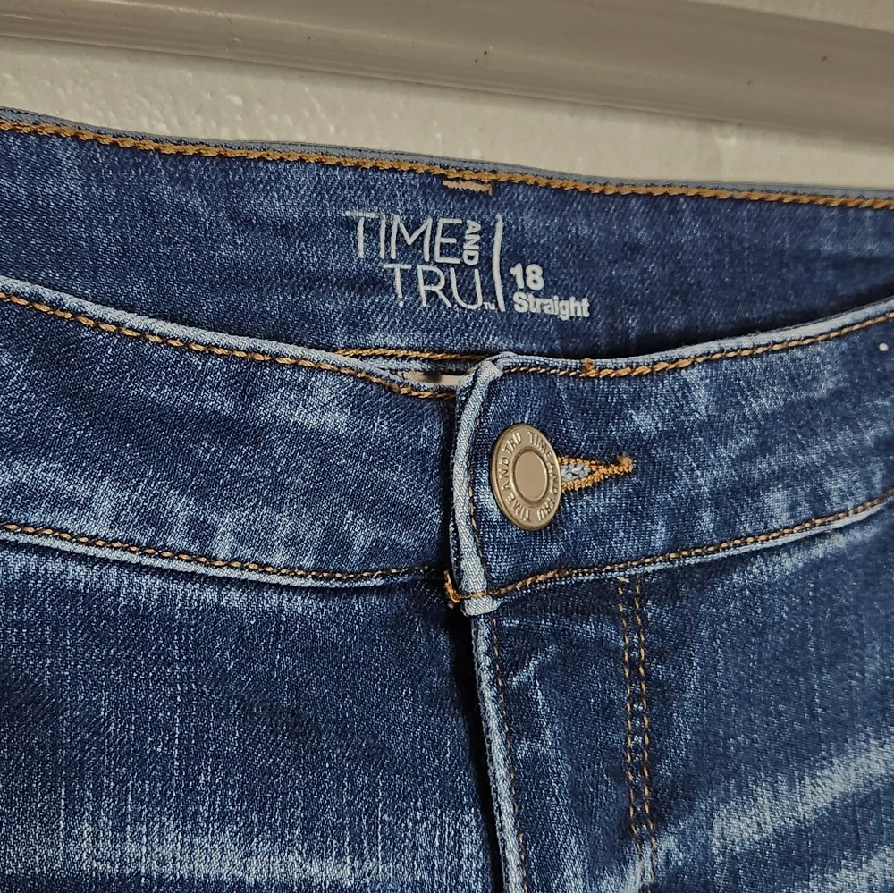 Distressed Straight Leg Jeans - Picture 5 of 6